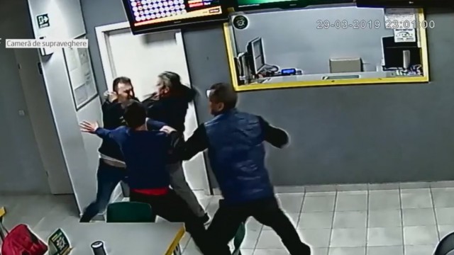 Bătaie cruntă în fața unei case de pariuri, un bărbat a ajuns la spital, altul a fost ridicat de pe stradă de jandarmi