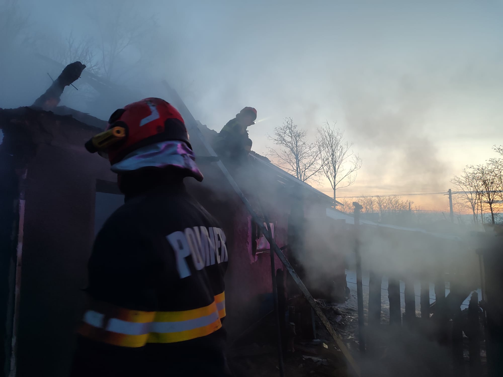 O familie din Botoșani la un pas să rămână pe drumuri: Pompierii au intervenit de urgență 