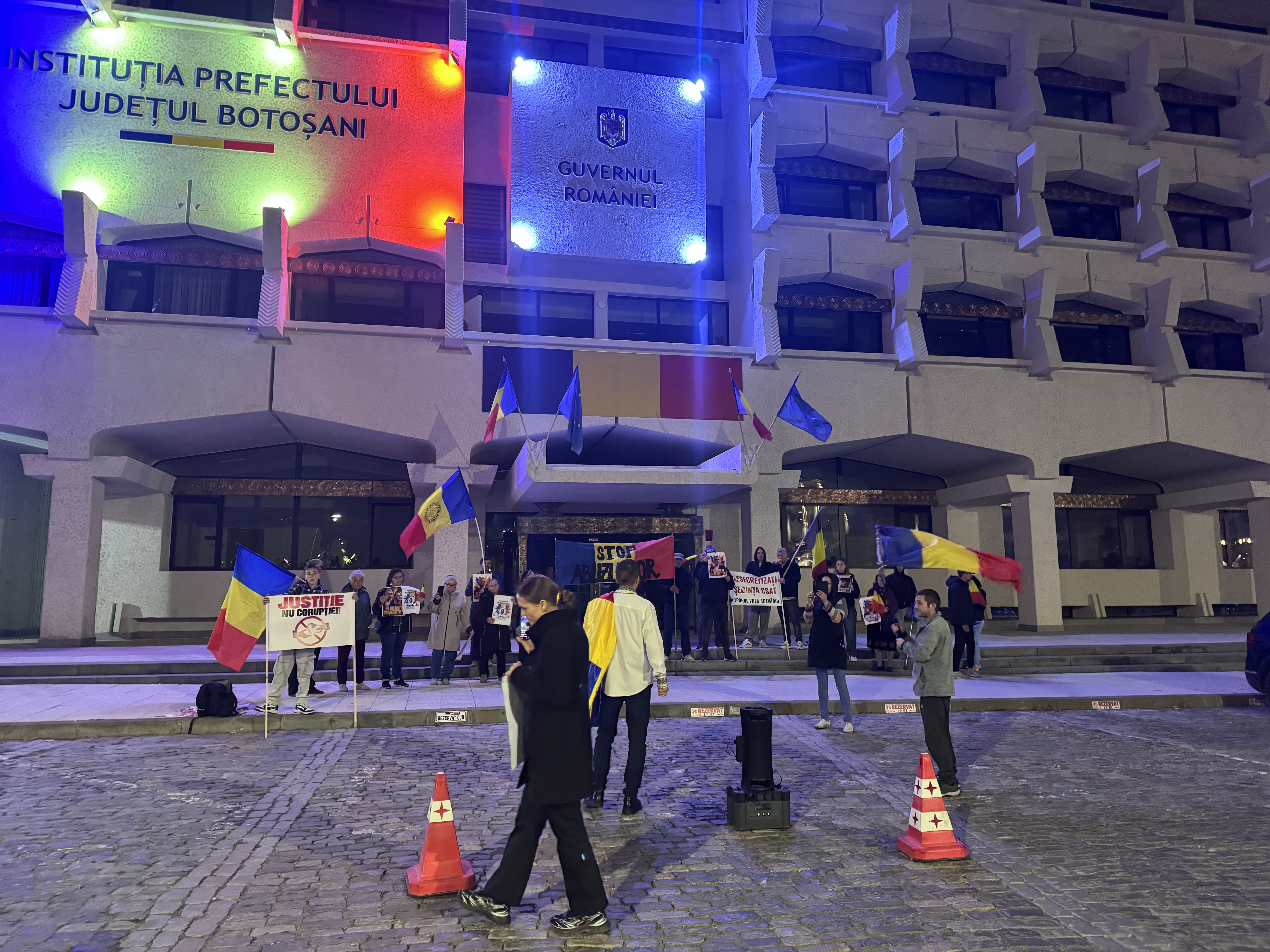ACUM: Protestatarii din centrul orașului se declară nebuni pentru că… așa a fost și Eminescu