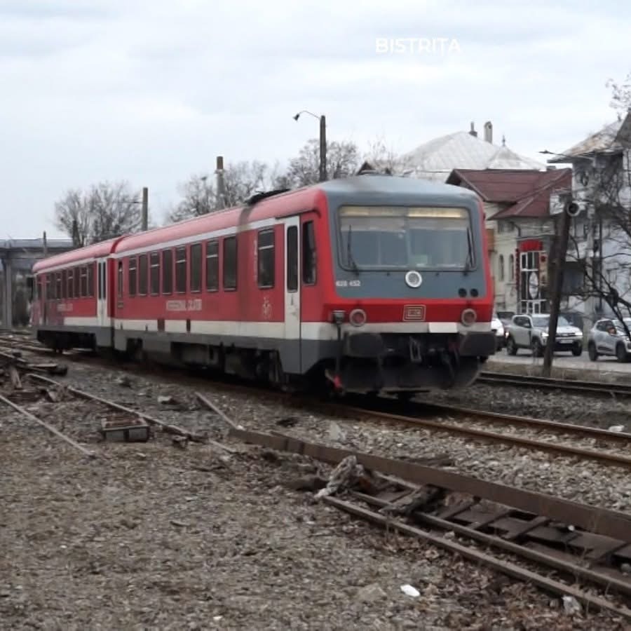 ULTIMA ORA: Mașină lovită de tren în județul Botoșani, în apropierea unei halte. Șoferul a scăpat ca prin minune