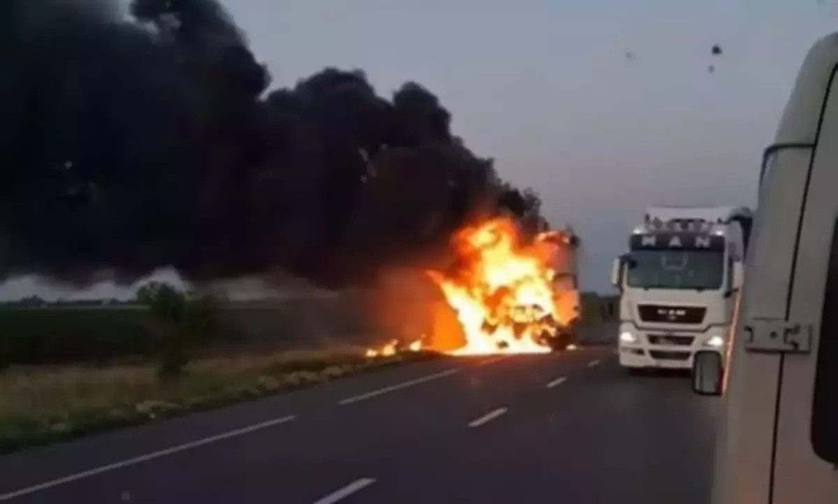 Un șofer a murit ars de viu după ce un TIR și o mașină s-au izbit și au luat foc 