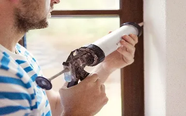 Înainte de frig: cum verifici ferestrele fără să blochezi aerisirea