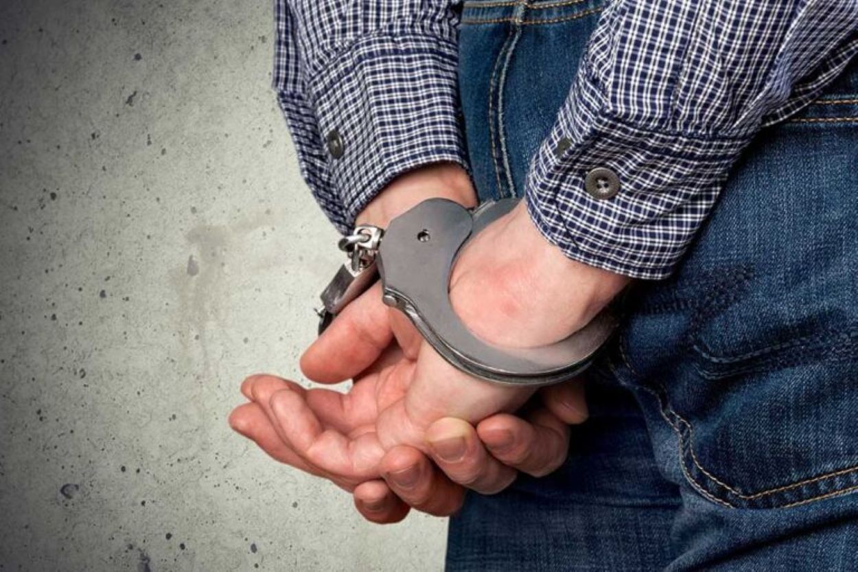 barbat incatusat de politisti si bagat dupa gratii