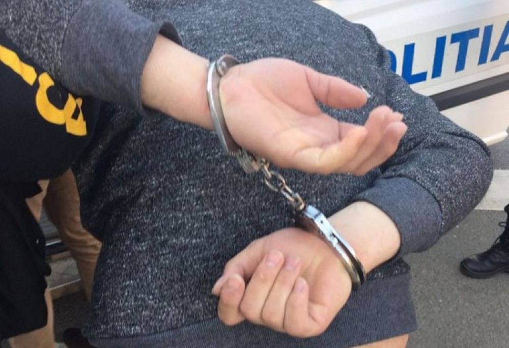 Primar amenințat de un bărbat: A fost încătușat și adus la Botoșani