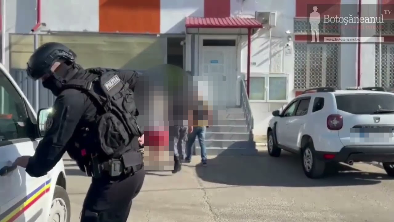 A prins „drag” de pușcărie: Bărbat adus în cătușe la Botoșani după un furt dintr-un dormitor al unui fost coleg