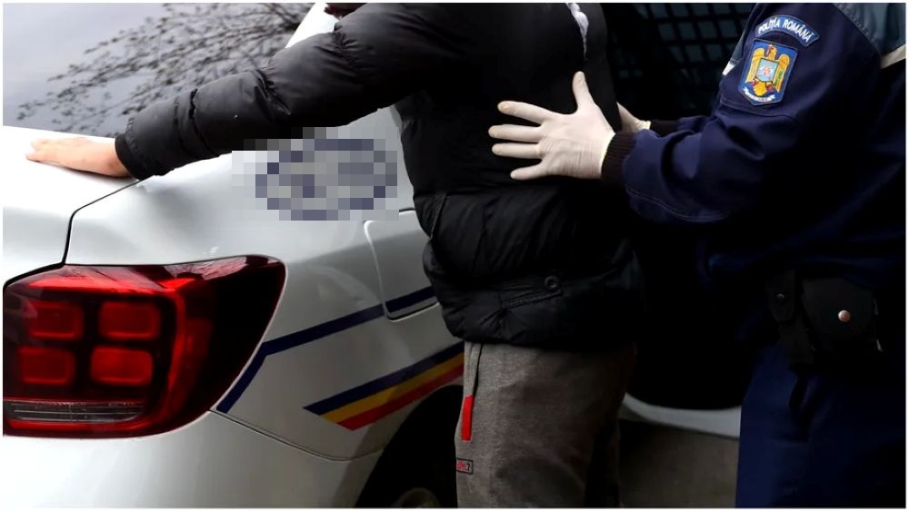 Doi botoșăneni încătușați după o căutare de proporții în toată lumea