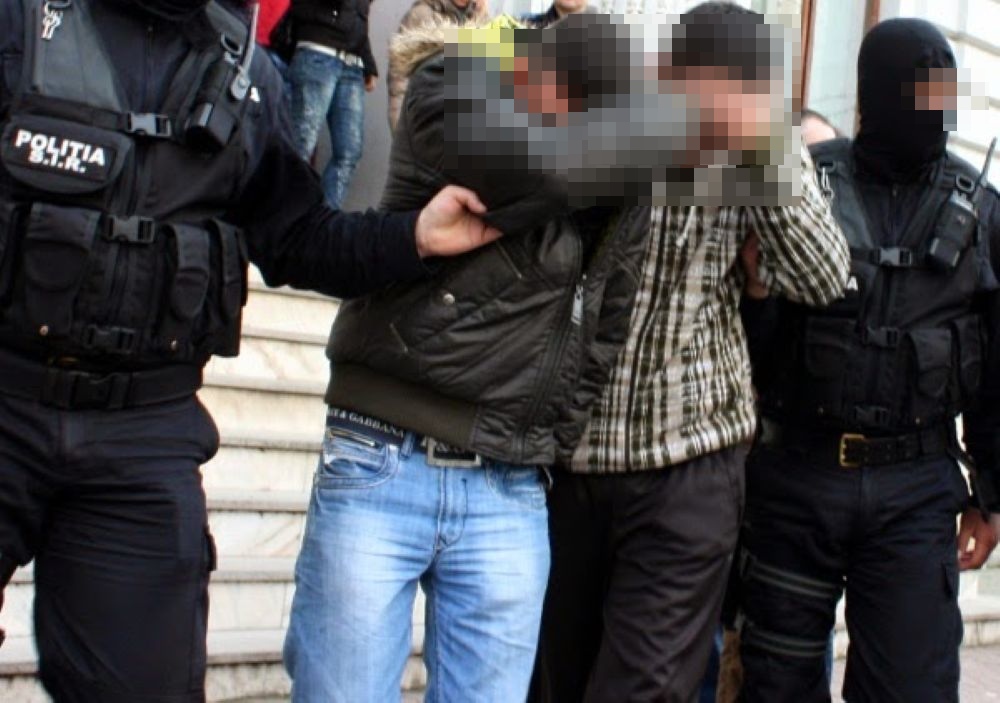 Doi hoți care au dat lovitura peste hotare încătușați la Botoșani 