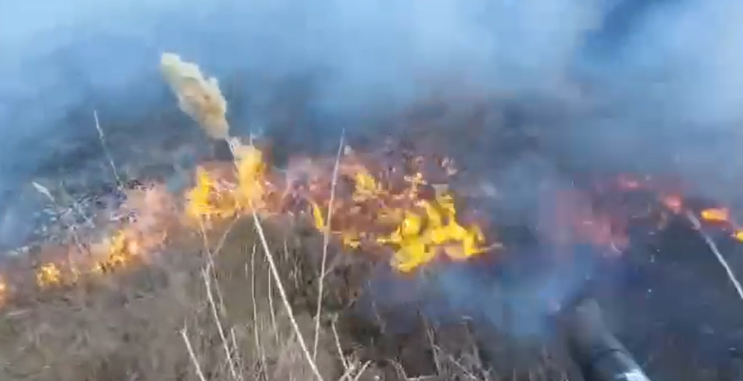 Incendii violente în câteva localități din Botoșani: Pompierii s-au luptat cu vântul puternic - VIDEO