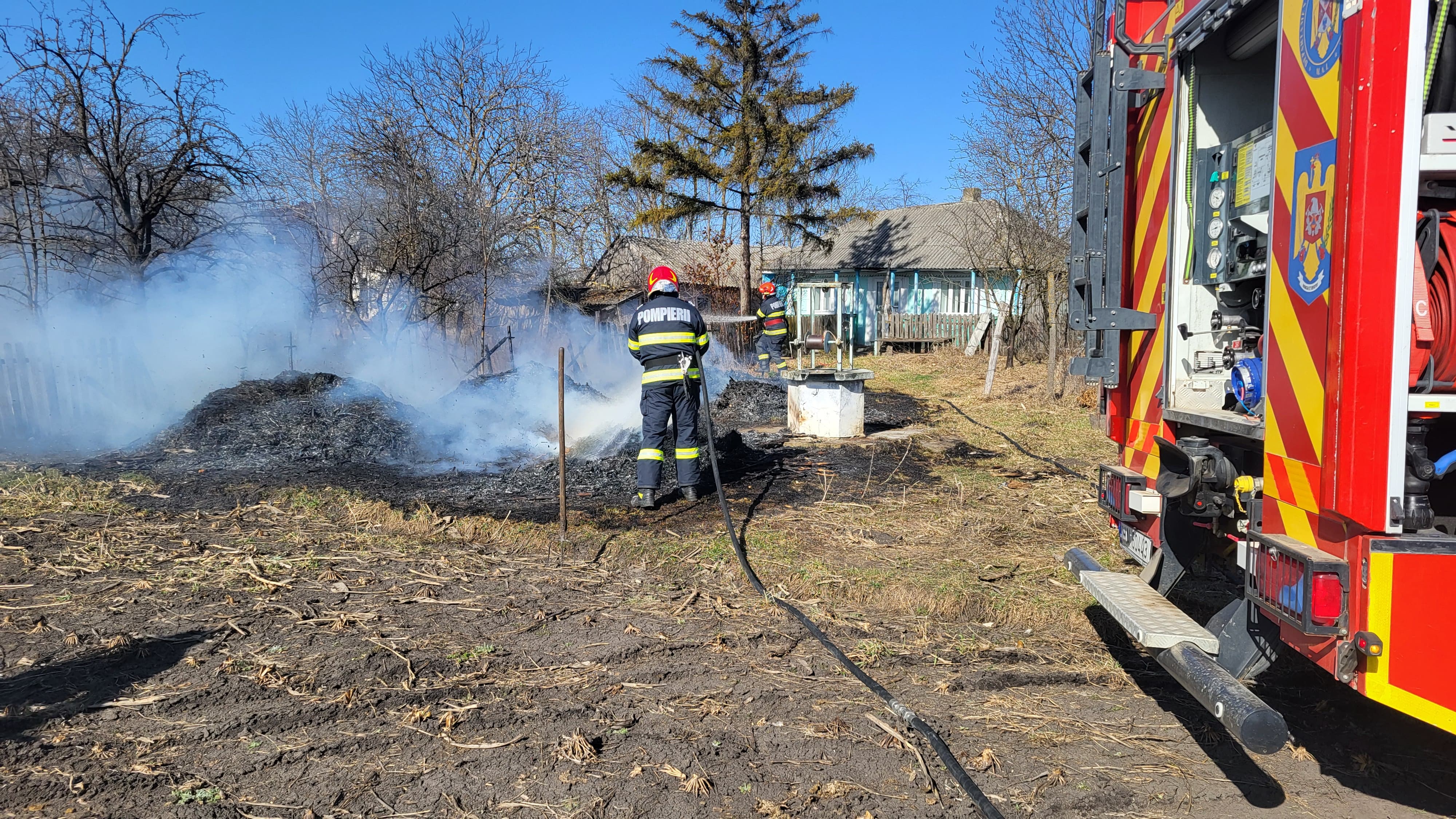Casă salvată din calea flăcărilor, pompierii au protejat și o pădure  - VIDEO 
