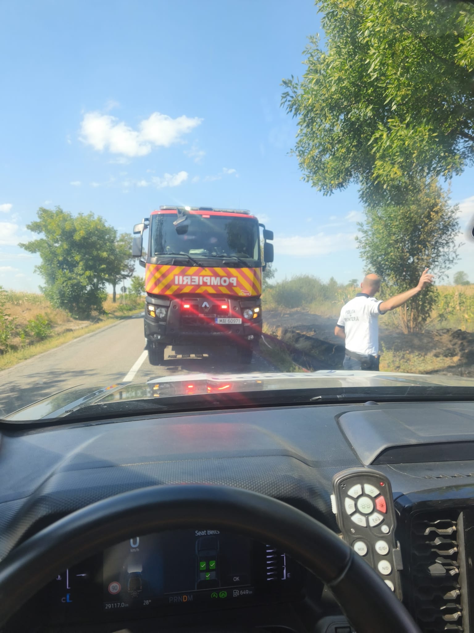 Flăcări stinse de pompieri pe câmpuri, au sărit în ajutor și polițiștii de frontieră 