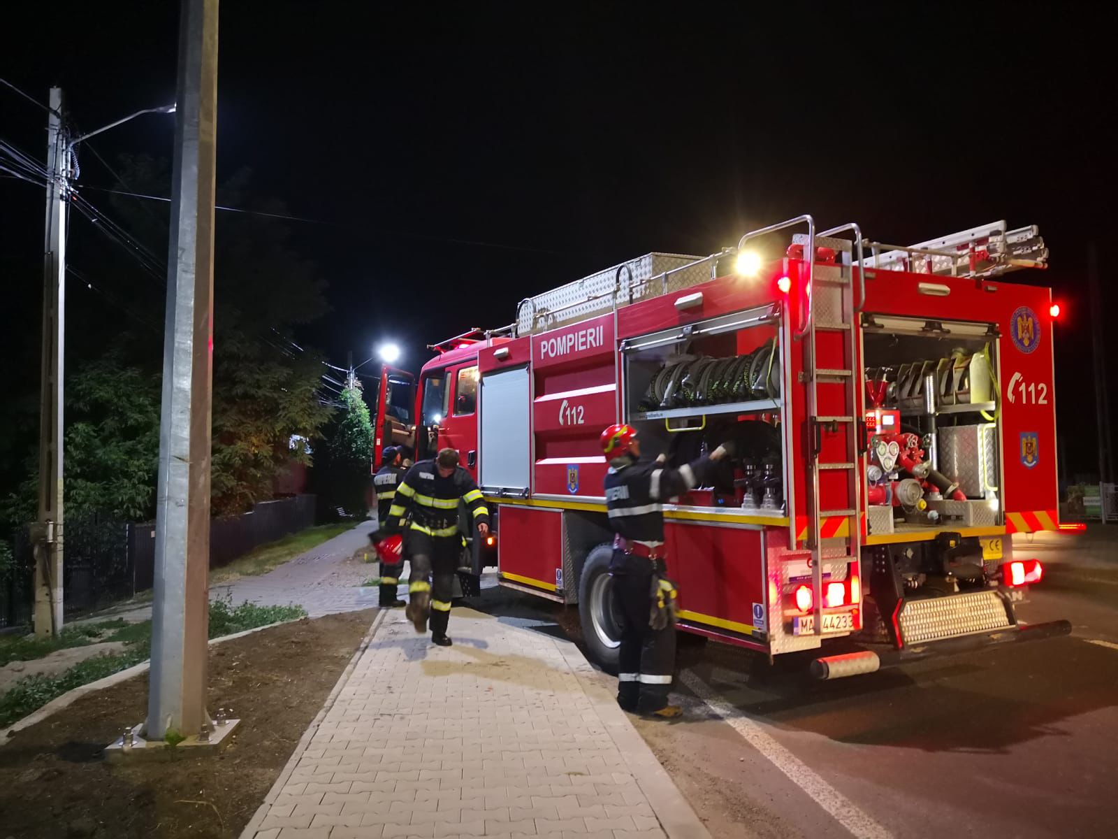 Casă în pericol la Darabani: Funinginea din coșul de fum a luat foc