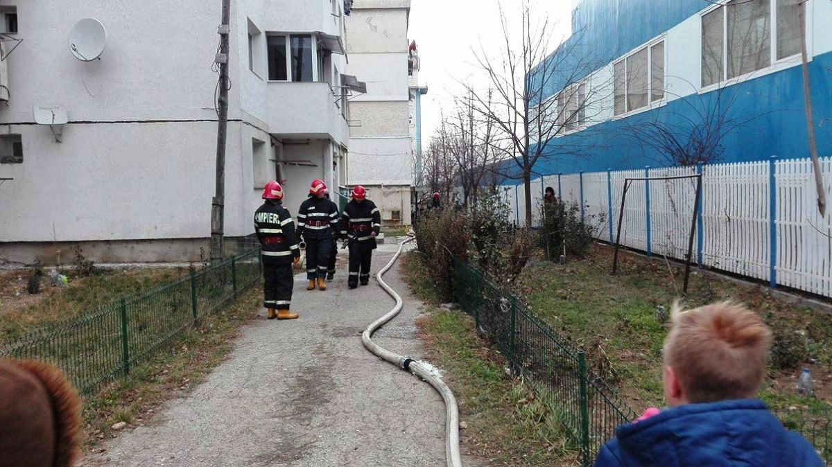 ULTIMA ORĂ: Un tablou electric a luat foc într-un bloc din Calea Națională 