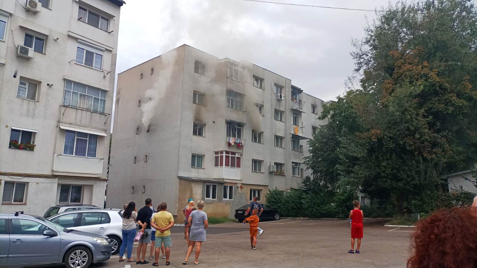 ACUM: Iese fum gros dintr-un bloc, lumea strânsă ca la circ – VIDEO