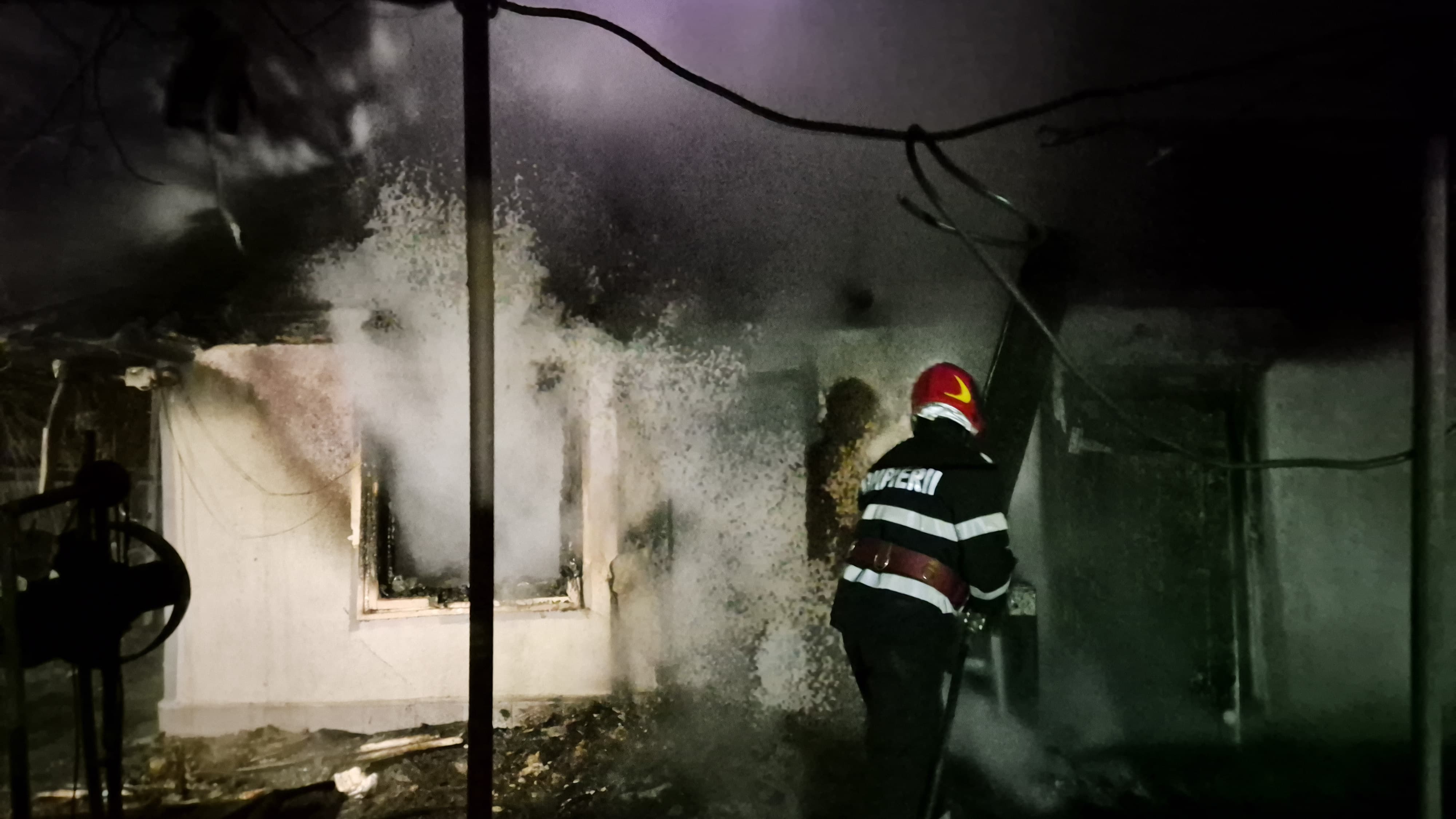 Botoșănean ars pe mâini și față, a încercat să aprindă focul cu benzină – VIDEO 