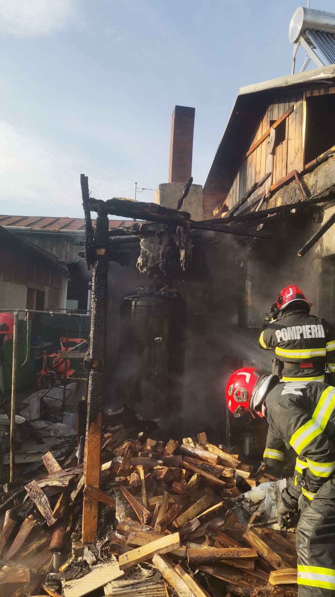 Un incendiu puternic a produs pagube însemnate într-o gospodărie din Botoșani