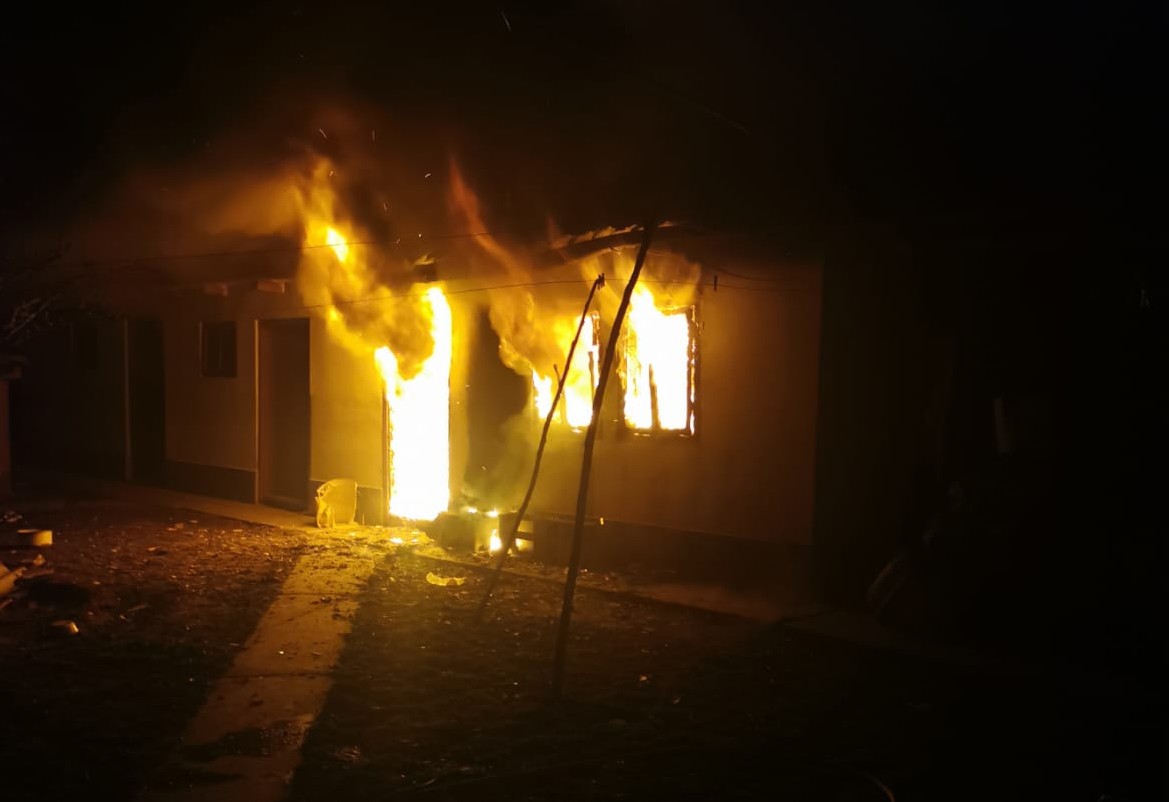 Gospodărie din municipiu cuprinsă de flăcări: Pompierii au intervenit de urgență