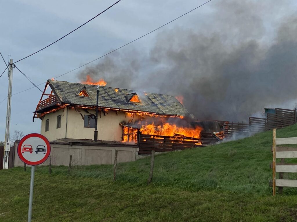 Casa unei femei a luat foc cu puțin timp înainte de terminarea lucrărilor