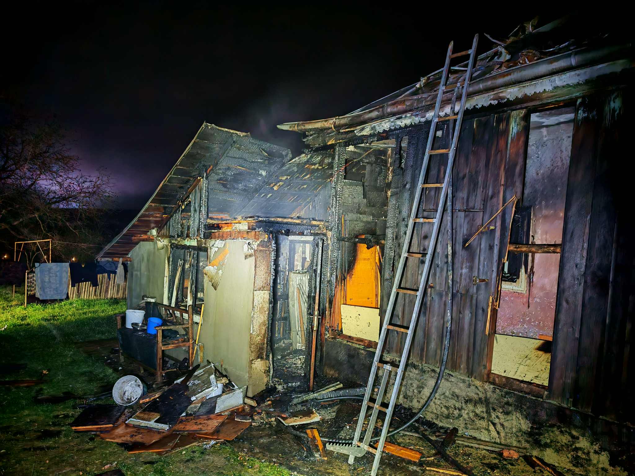 NOAPTEA TRECUTĂ: O casă de la marginea orașului, înghițită de flăcări