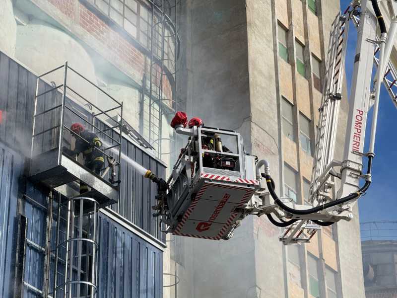 INCENDIU la un depozit: Stins în șase ore de pompieri, au ars două tone de floarea soarelui 