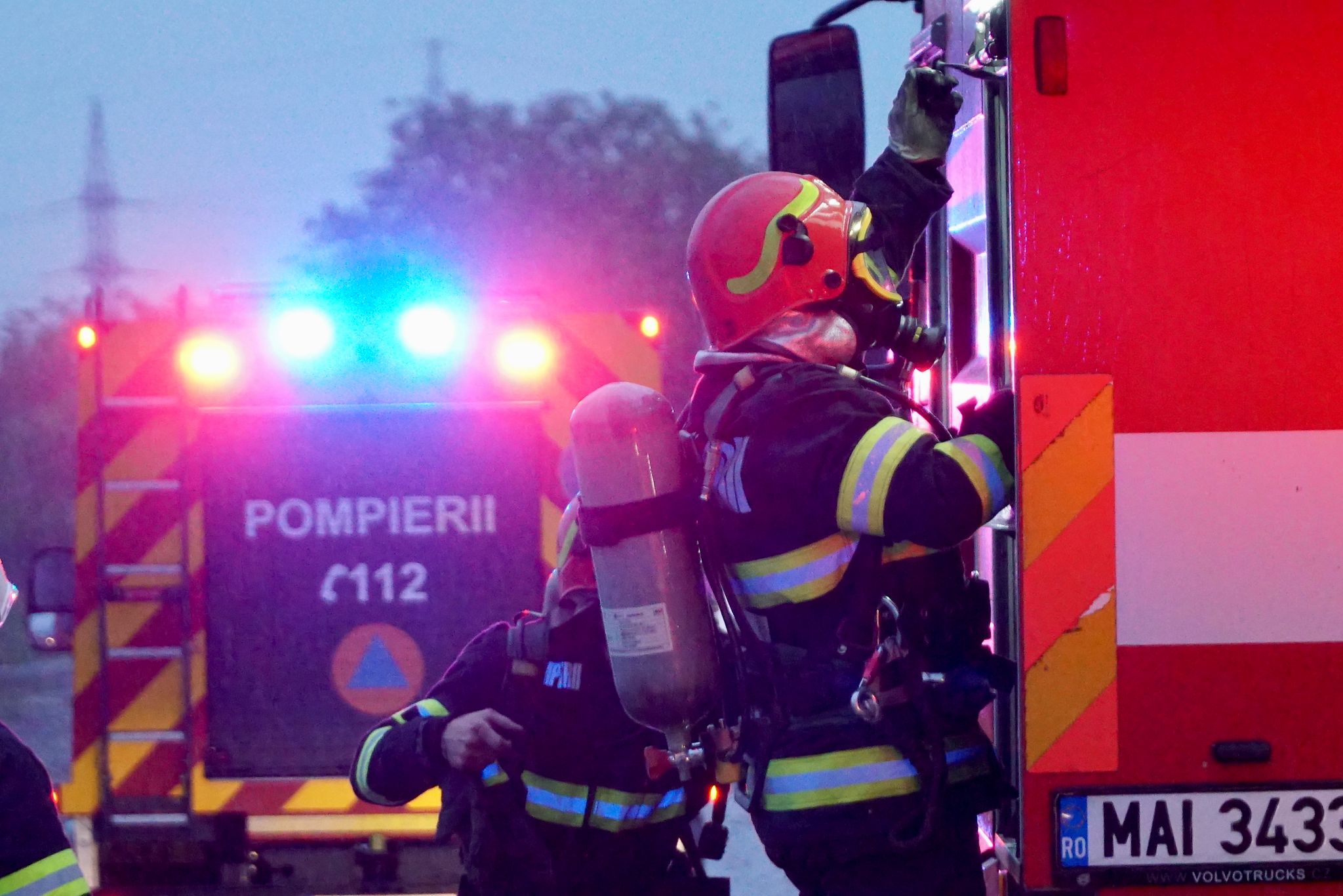 Depozit de furaje incendiat într-o localitate din Botoșani: Pompierii au intervenit de urgență