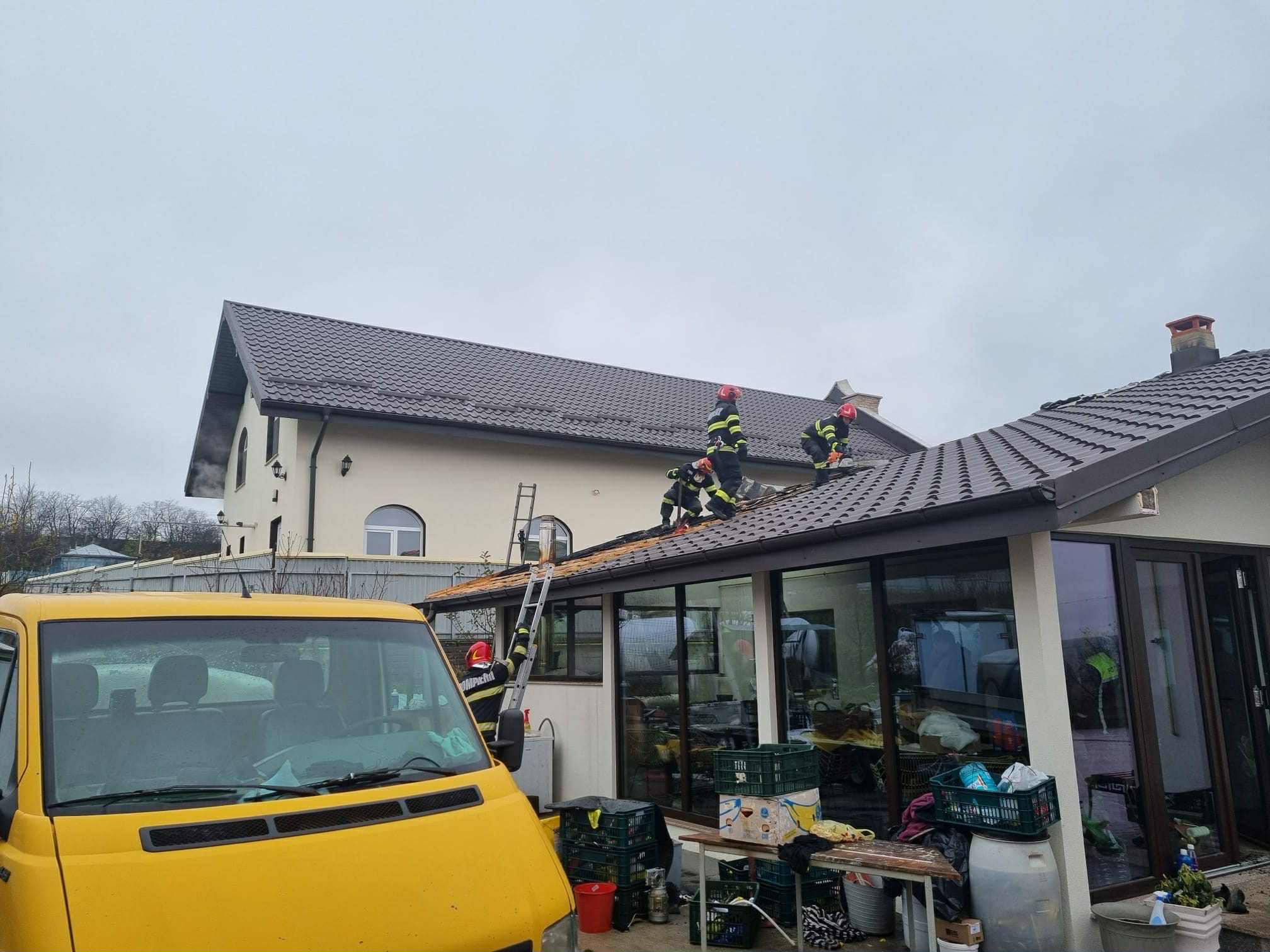 Foișor în flăcări, pompieri și ambulanță la fața locului