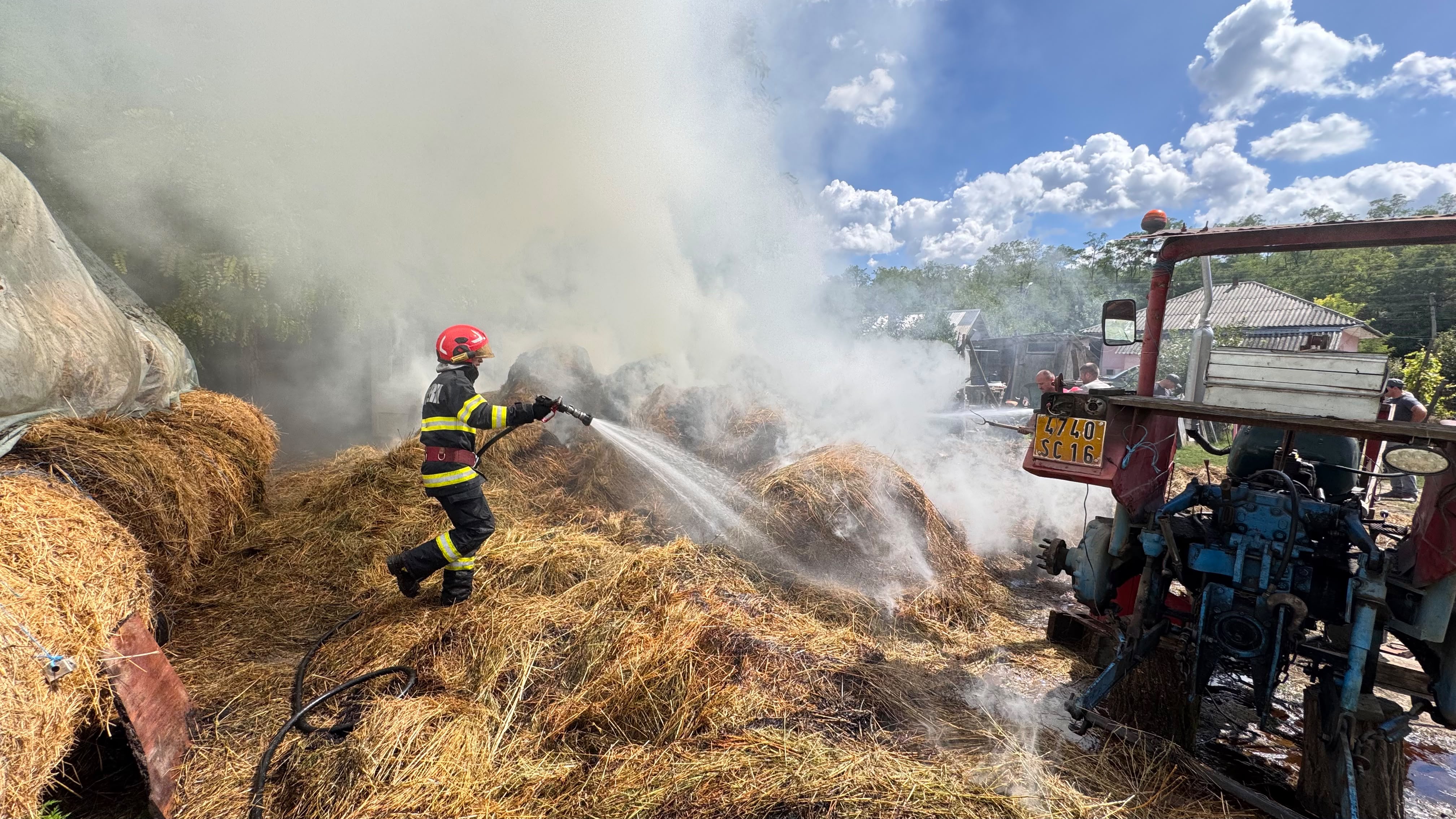 Incendiu uriaș pornit de la un flex, pompierii au luptat cu flăcările trei ore și au salvat case, un tractor și alte bunuri
