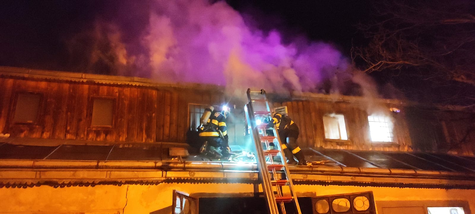 Garaj din municipiul Botoșani cuprins de flăcări uriașe, Poliția face anchetă