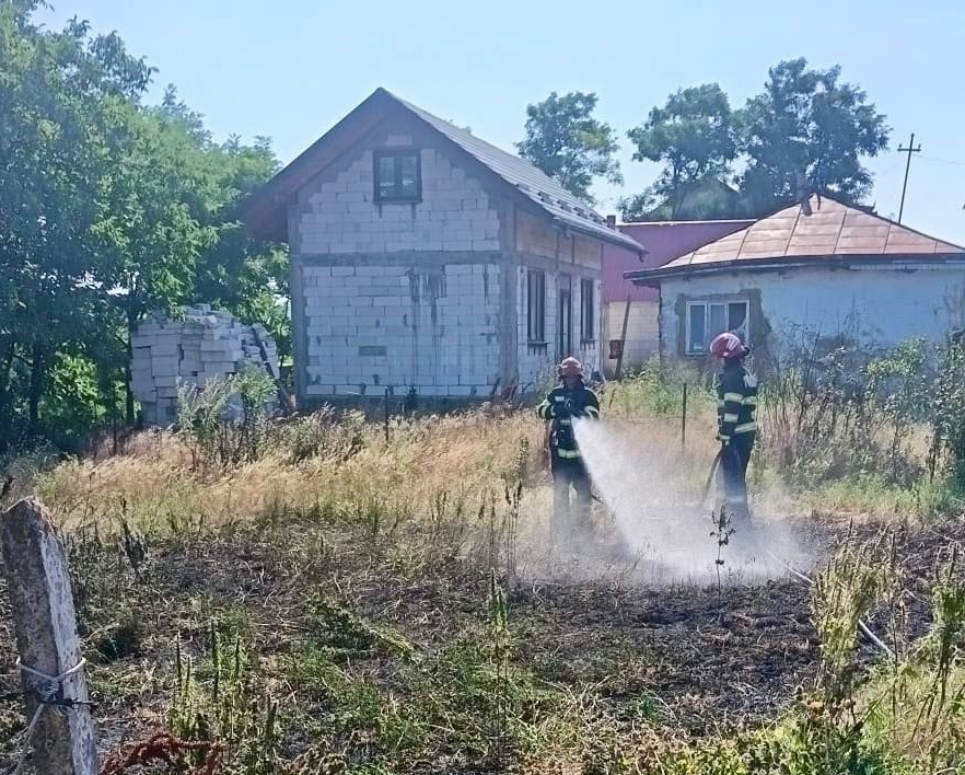 Un incendiu pornit dintr-un loc urât mirositor era să cuprindă două case 
