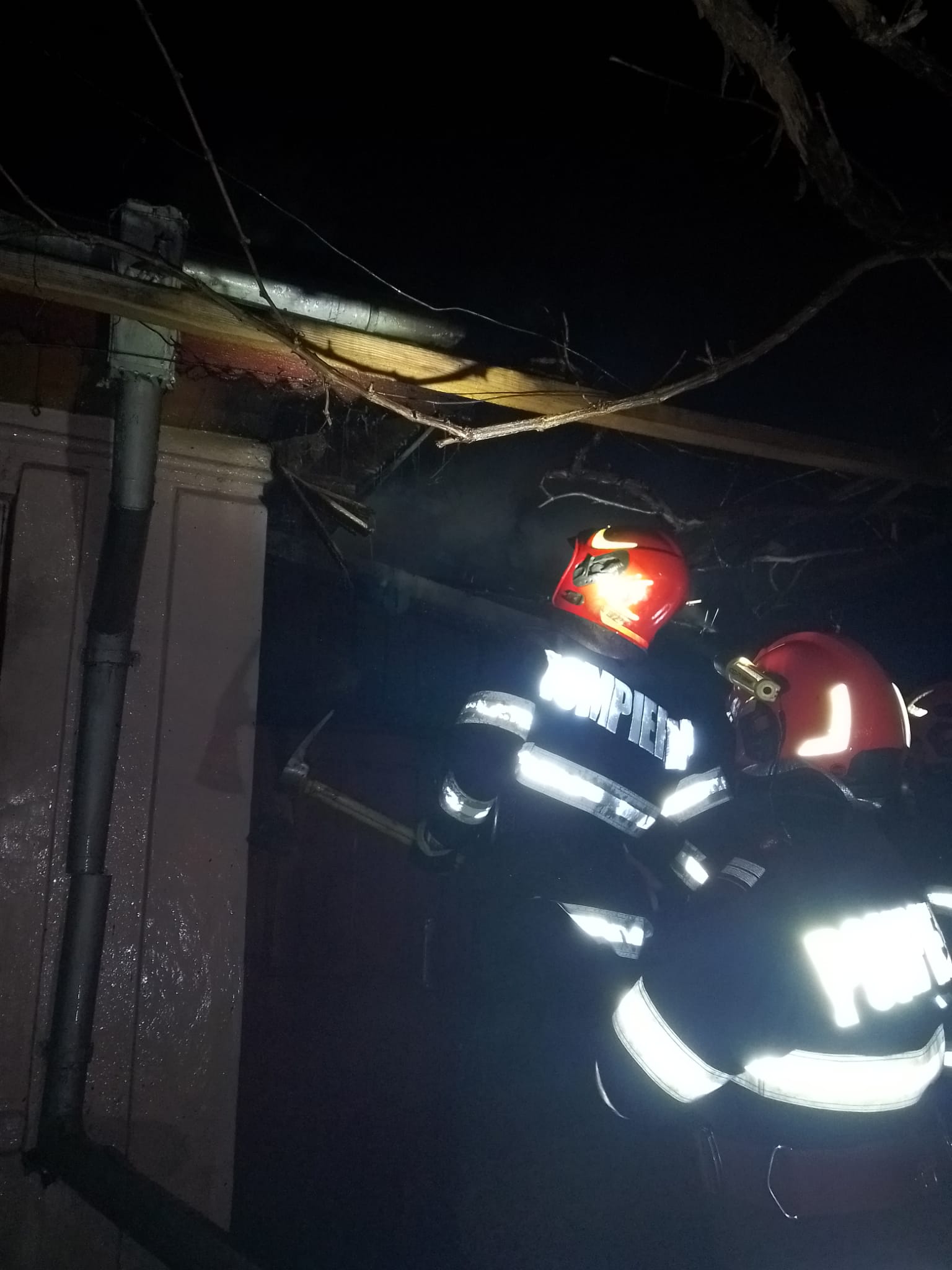 O botoșăneancă care dormea salvată de vecini din casa în flăcări 