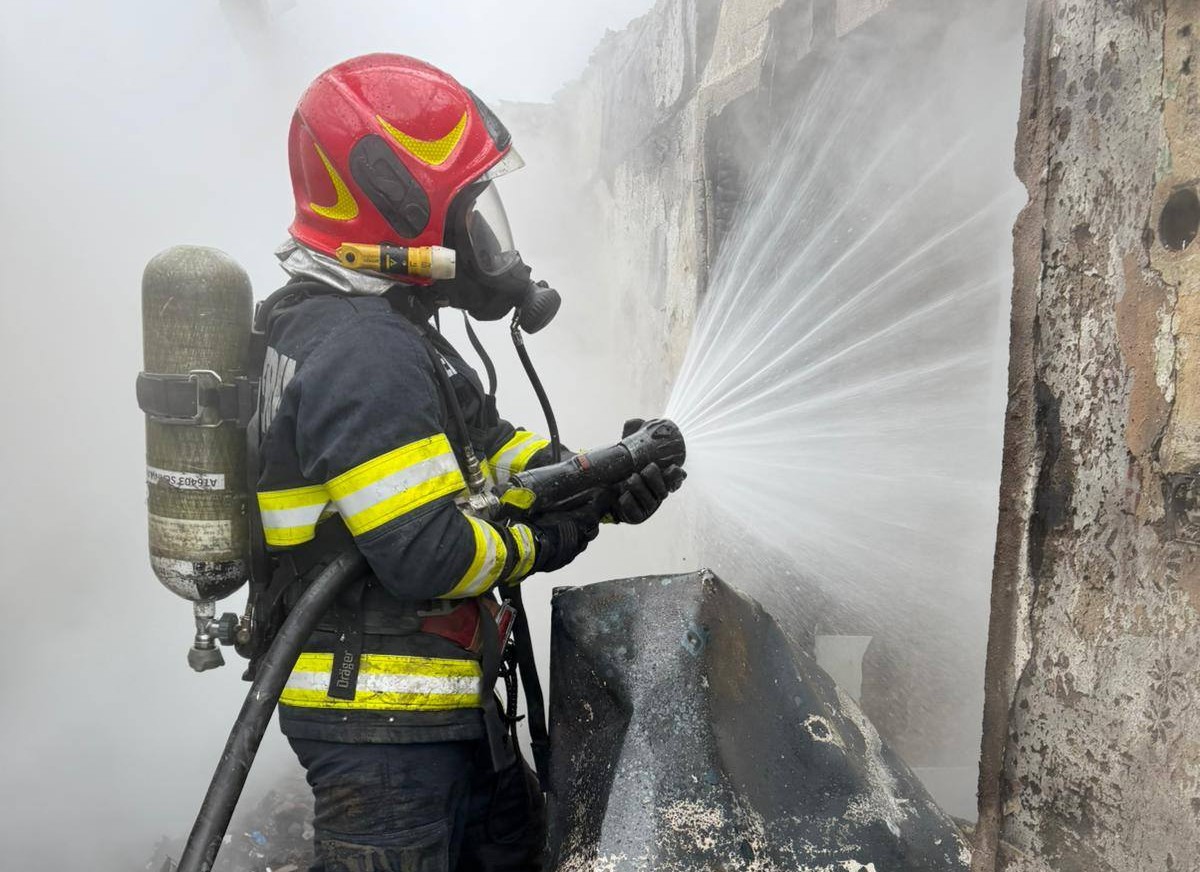 casa cuprinsa de florii