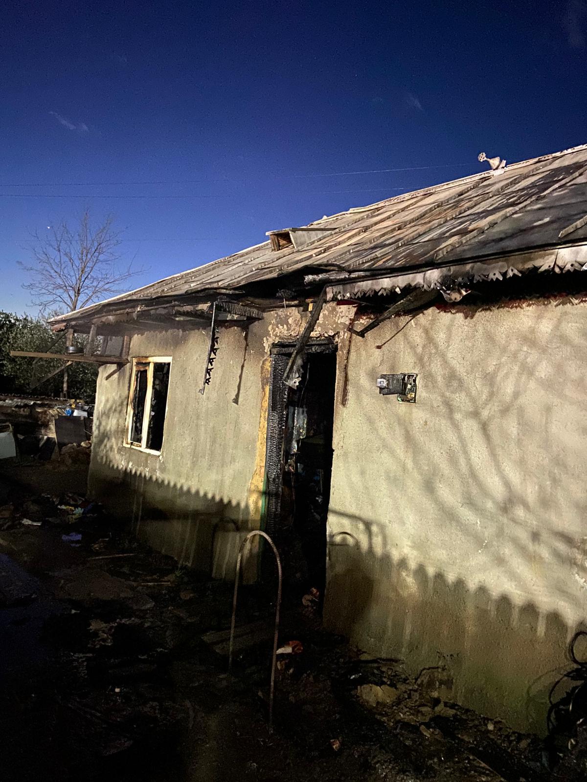 o casa  aluat foc, vecinii au dat alarma