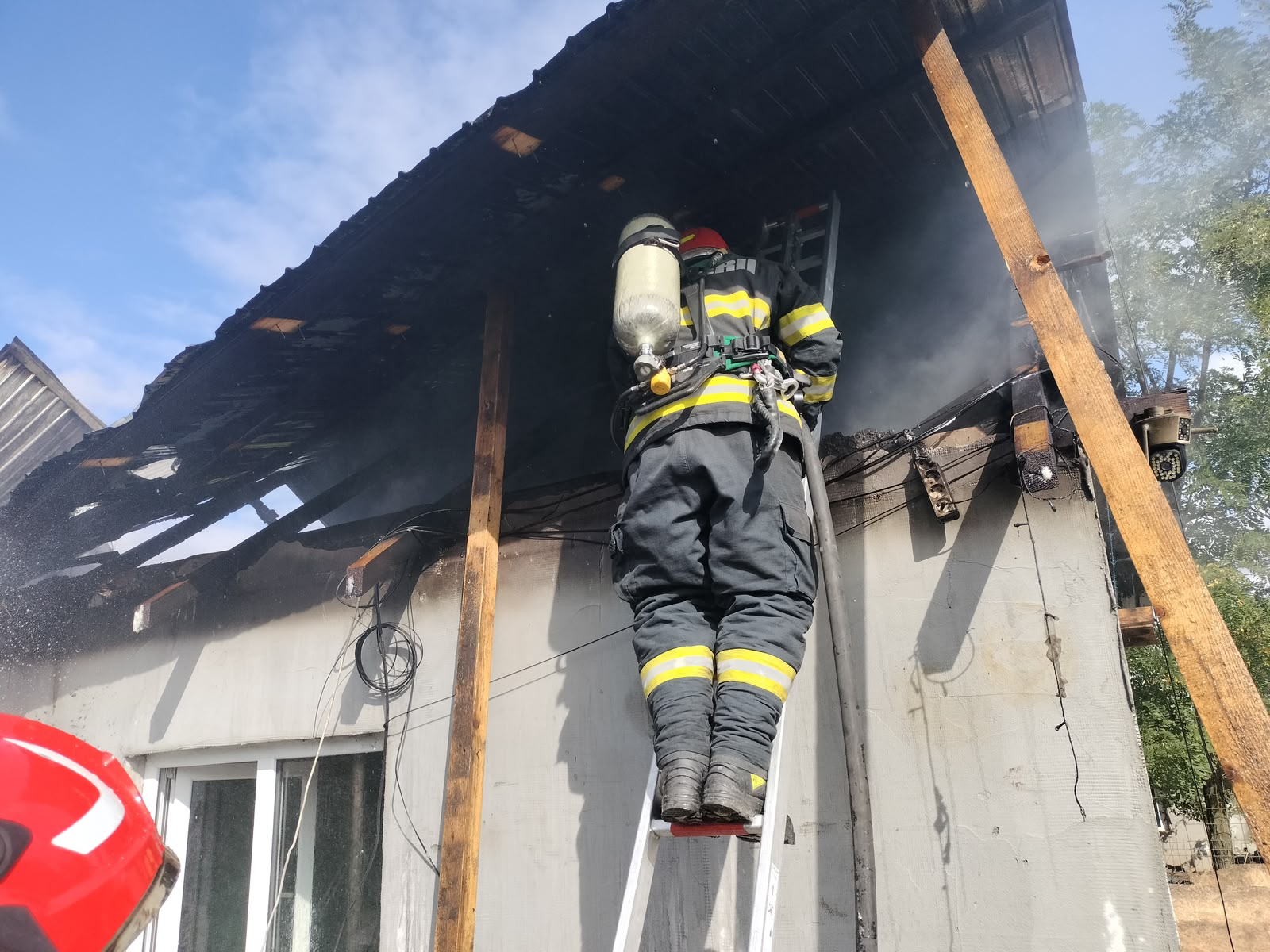 incendiu la o casa.j