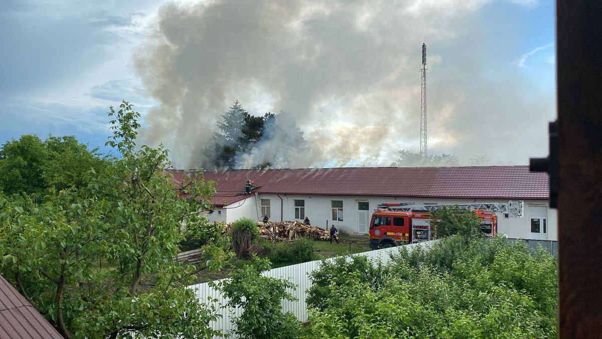 Școală incendiată: focul a pornit dintr-o toaletă, anchetă la Poliție 