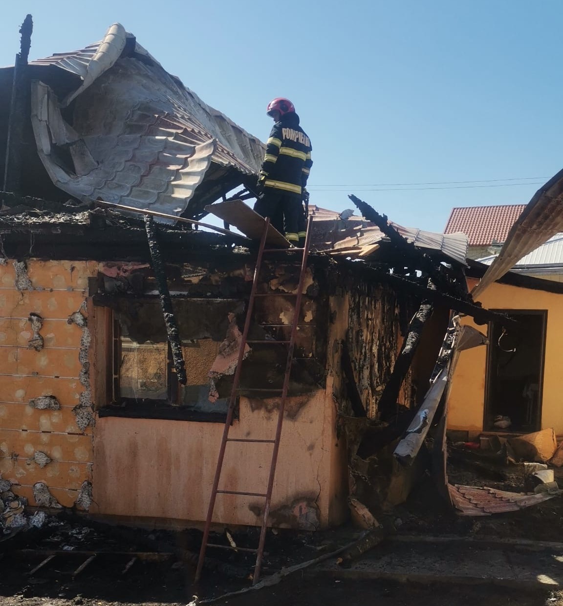 O casă a ars, două femei au făcut atac de panică