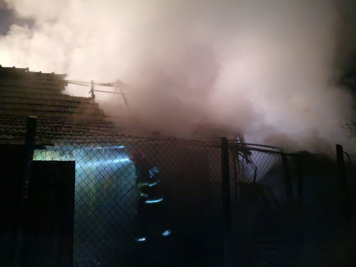 NOAPTEA TRECUTĂ: Bărbat mort în casa cuprinsă de flăcări
