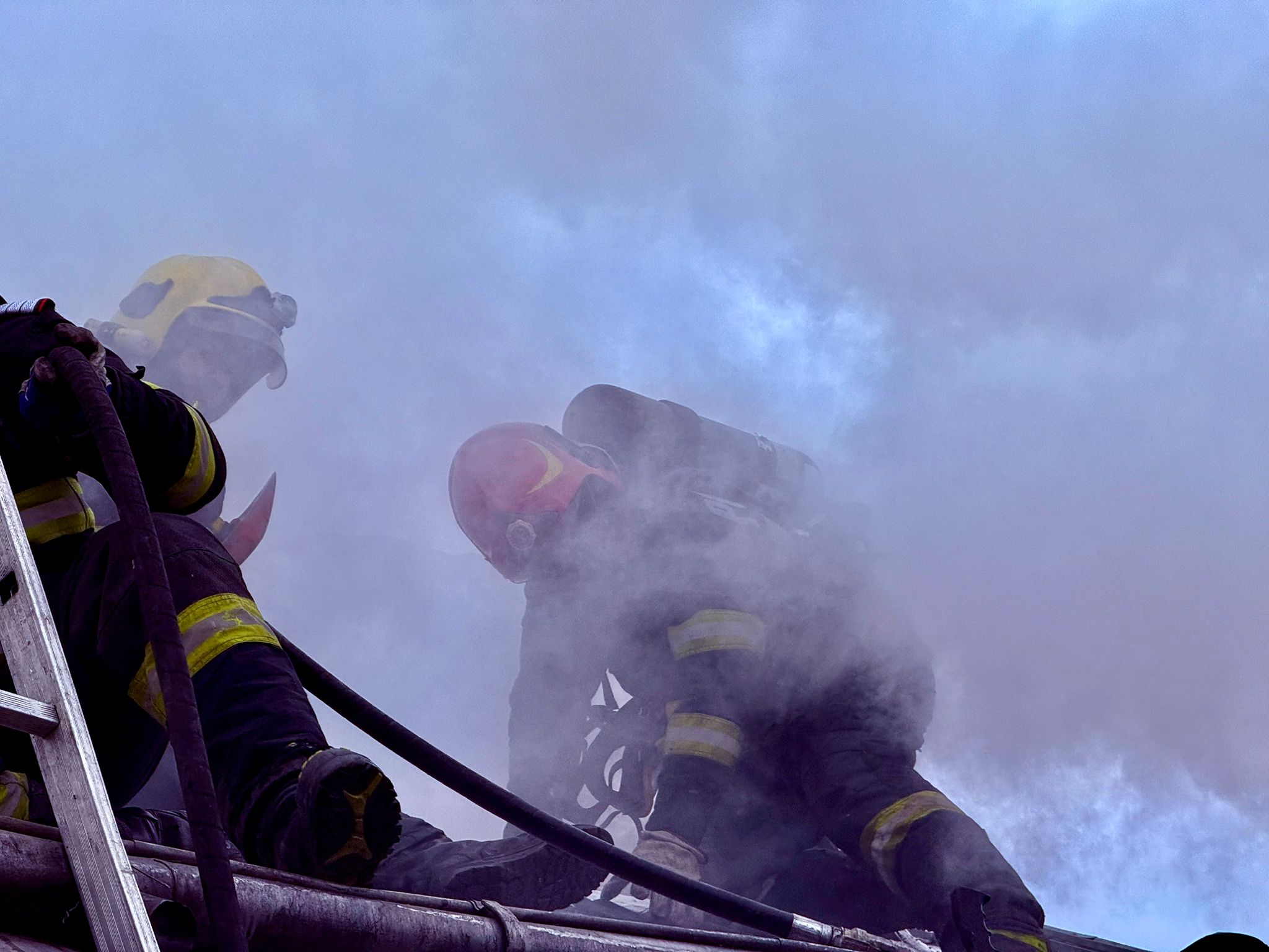 ÎN ACEASTĂ DIMINEAȚĂ: Acoperiș în flăcări într-o gospodărie din județ, proprietara a suferit un atac de panică