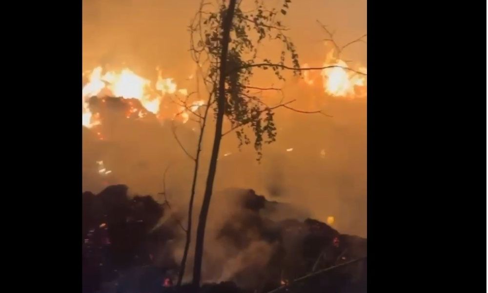 Un tractor și un depozit de furaje s-au făcut scrum noaptea trecută – VIDEO 