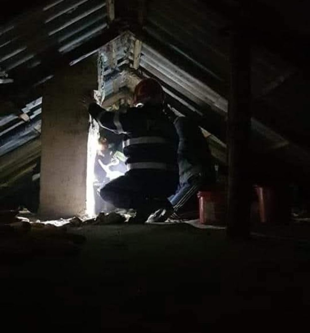 Casă cuprinsă de flăcări, pompierii au intervenit timp de trei ore 