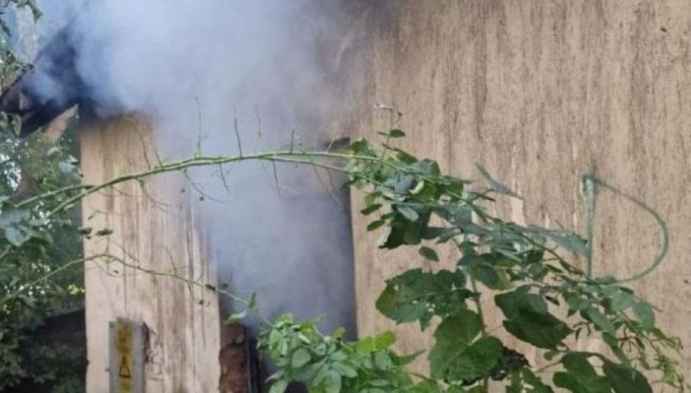 Incendiu cu repetiție la o clădire, au intervenit pompierii 