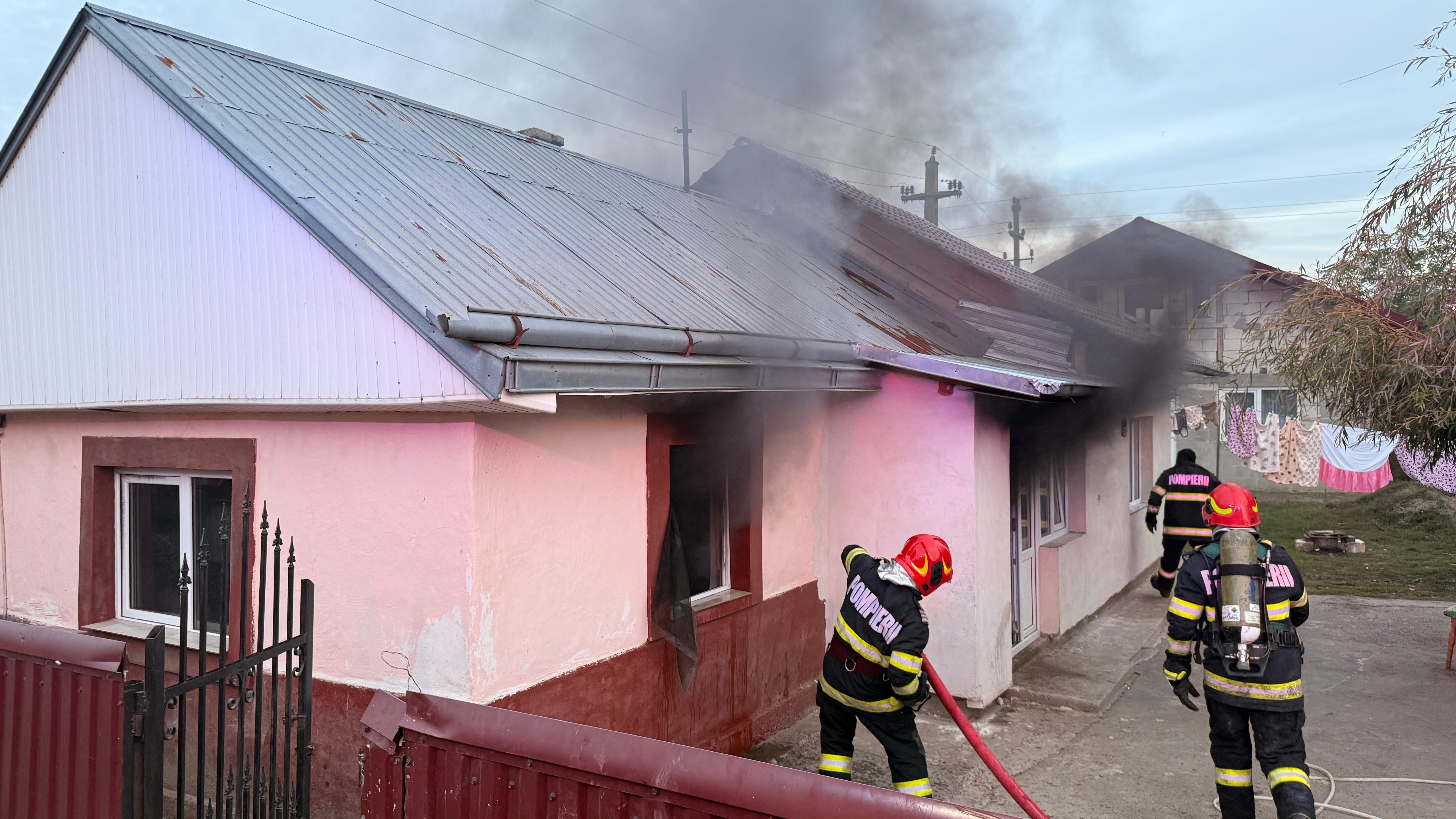 Două aspiratoare au luat foc, proprietara a făcut atac de panică