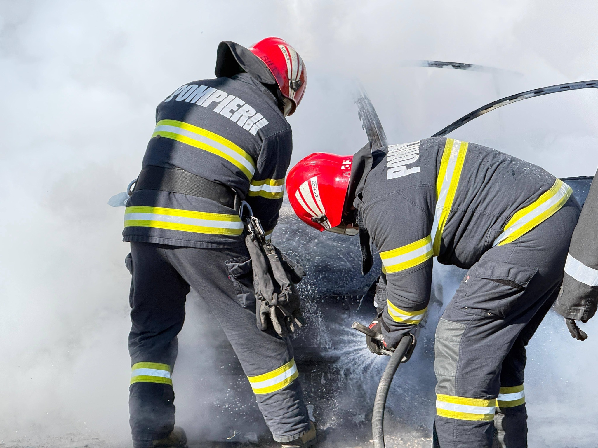 o masina parcata a luat foc