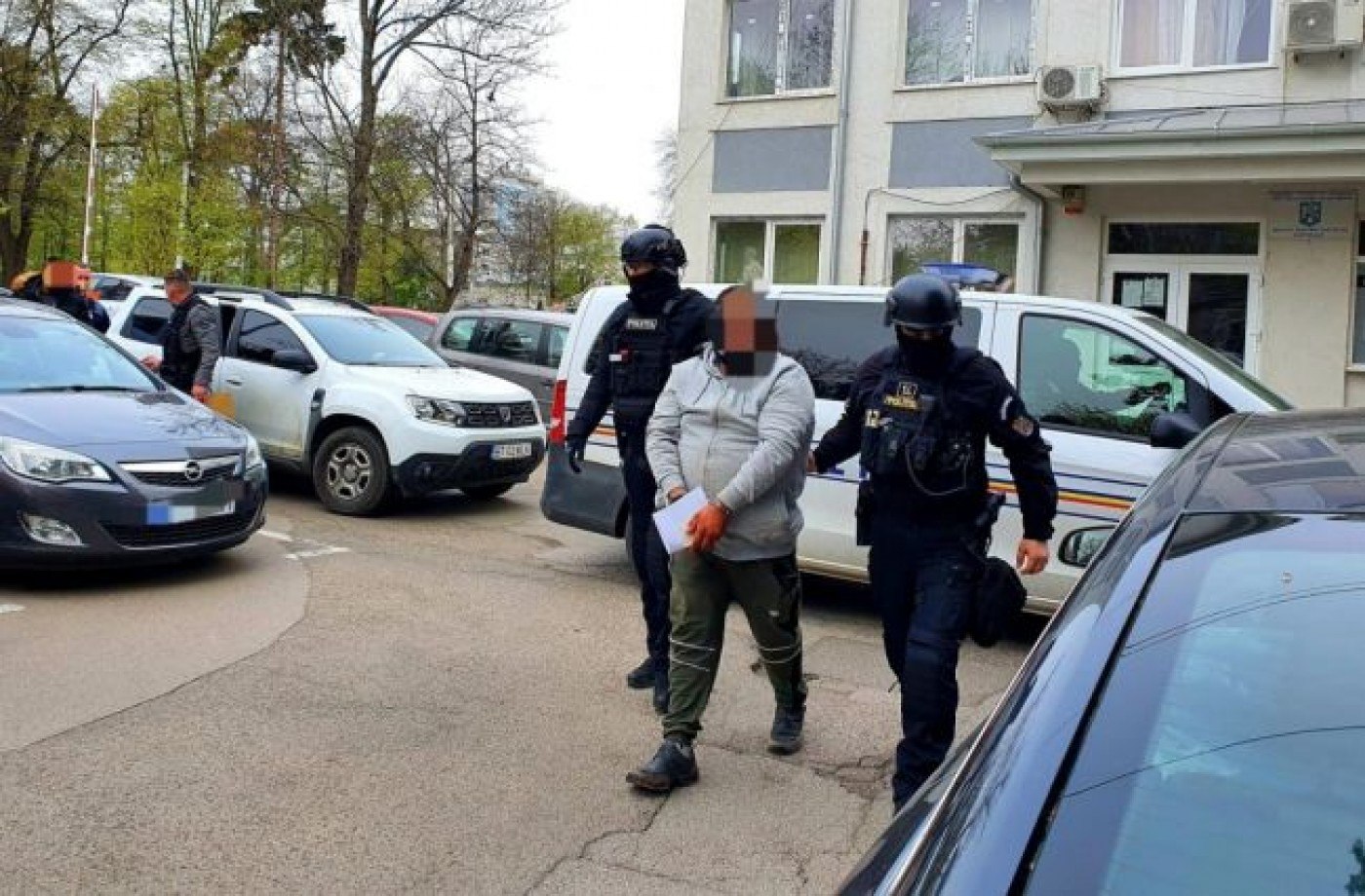 Bătaie pentru o bucată de pământ într-o localitate din județ: Doi bărbați, încătușați de polițiști