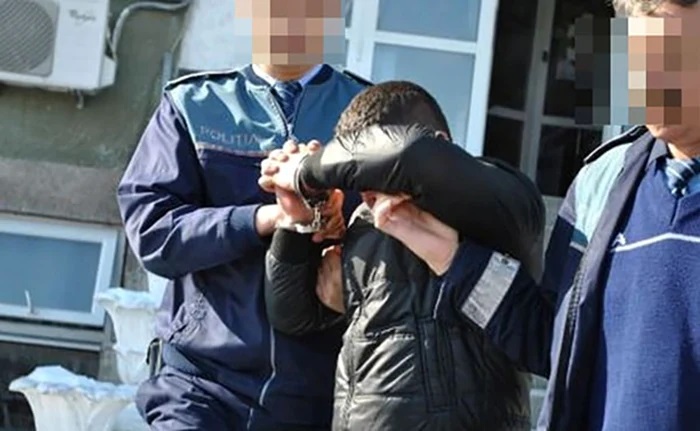 Botoșănean cu cătușe pe mâini după ce a înșelat un copil cu un colet „surpriză”