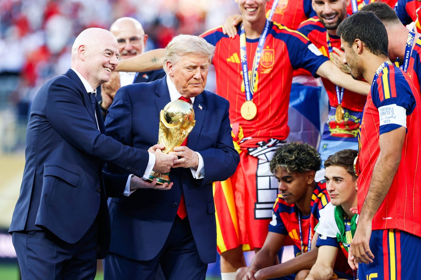 Trump a intrat, nefamiliarizat cu ceremoniile din fotbal, în poza Spaniei cu Cupa Mondială