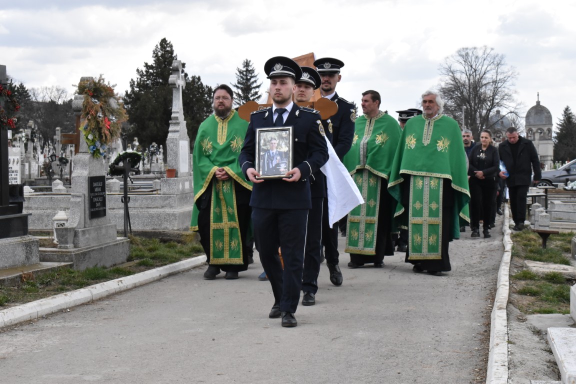 Un ultim rămas-bun în lacrimi pentru Alexandru Rățoi, tânărul polițist care a murit după ce a fost rănit în misiune – VIDEO 