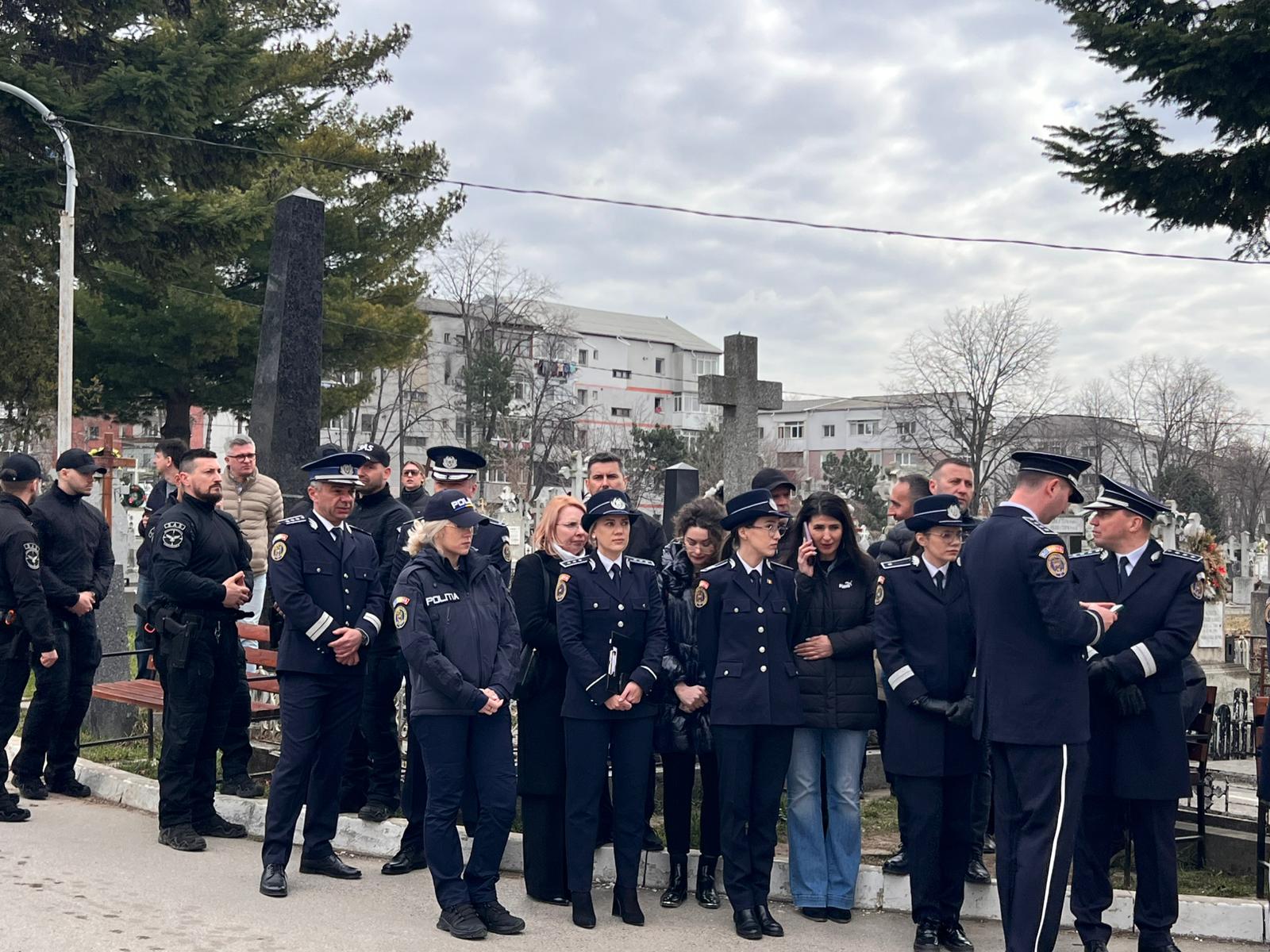 ACUM: Puzderie de polițiști la înmormântarea lui Alex – VIDEO 