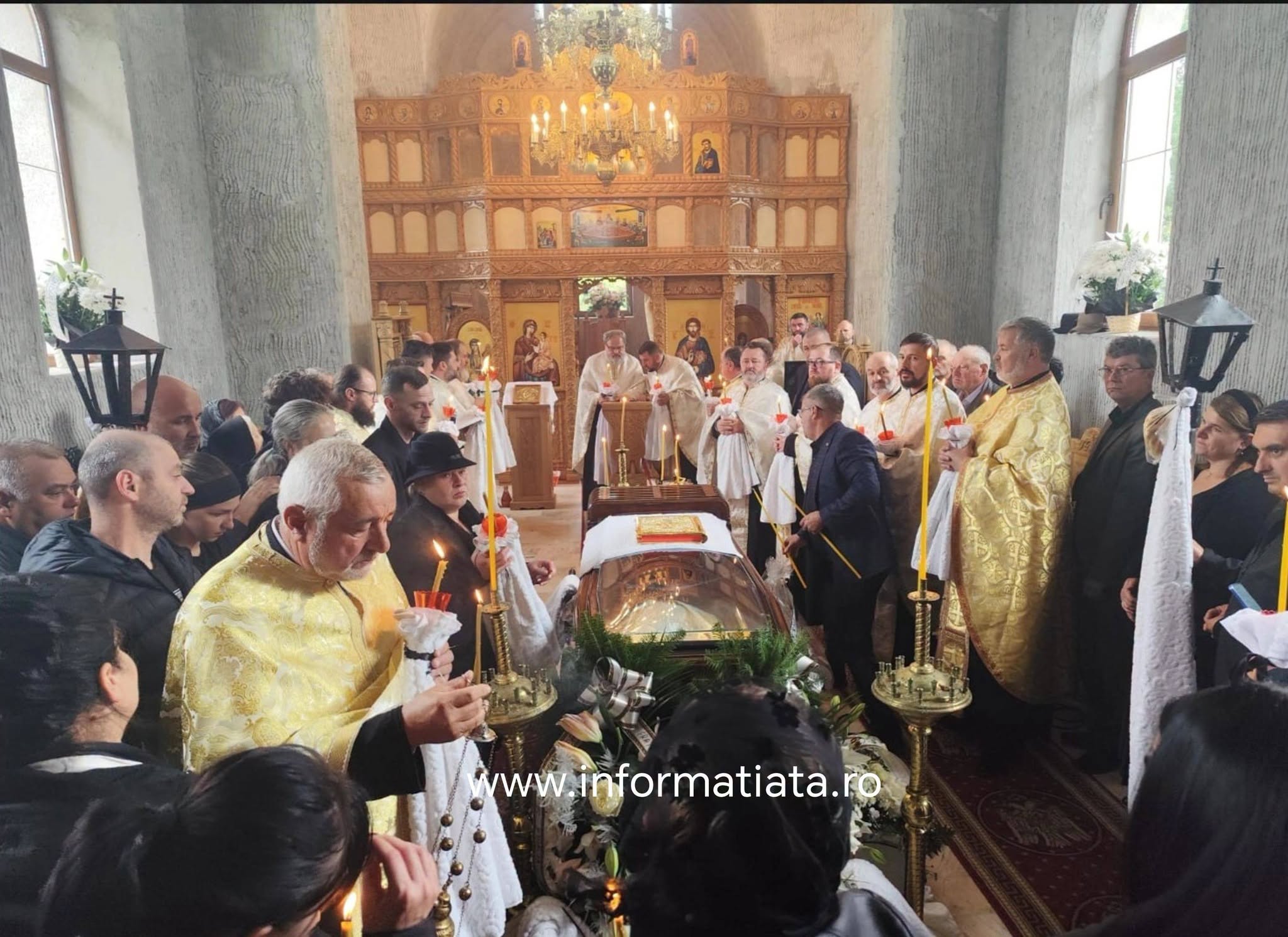 Preotul iubit din nordului județului condus pe ultimul drum într-o mare de durere