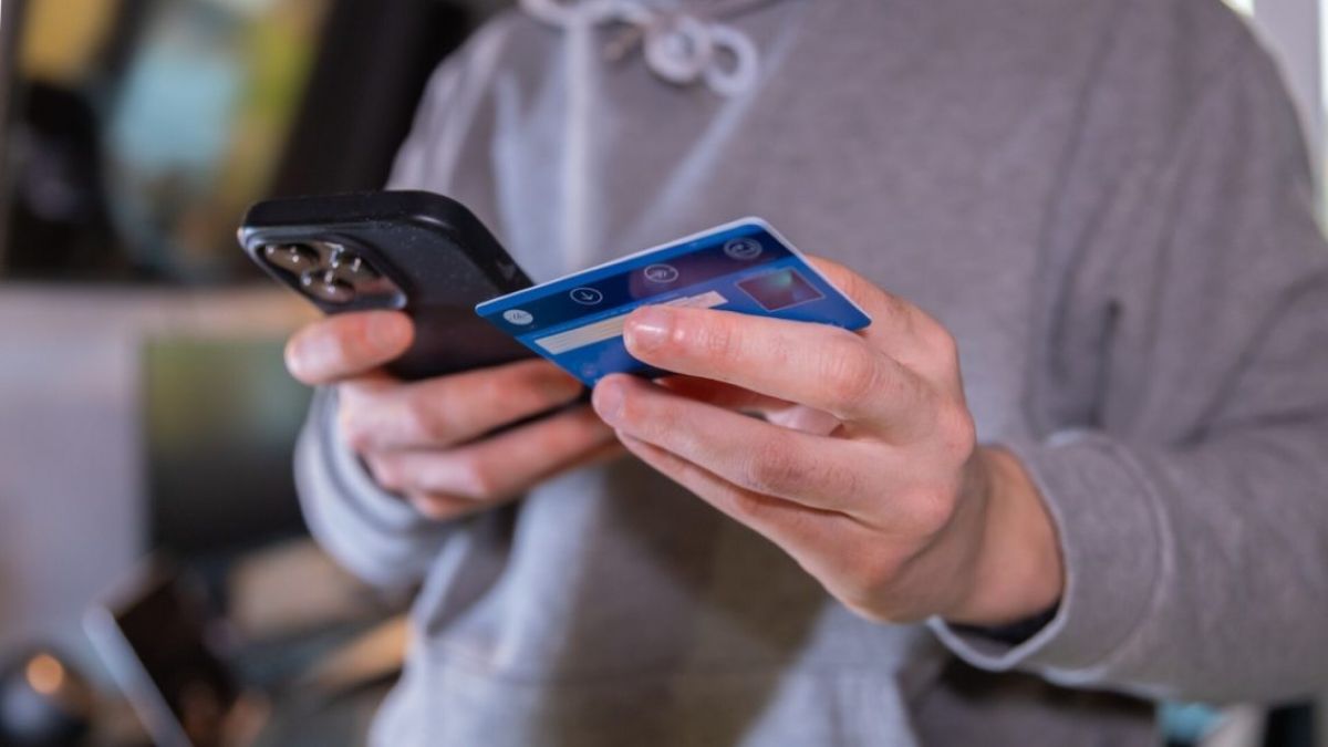 Doi botoșăneni au rămas fără bani mulți în conturi după un mesaj primit pe telefon 