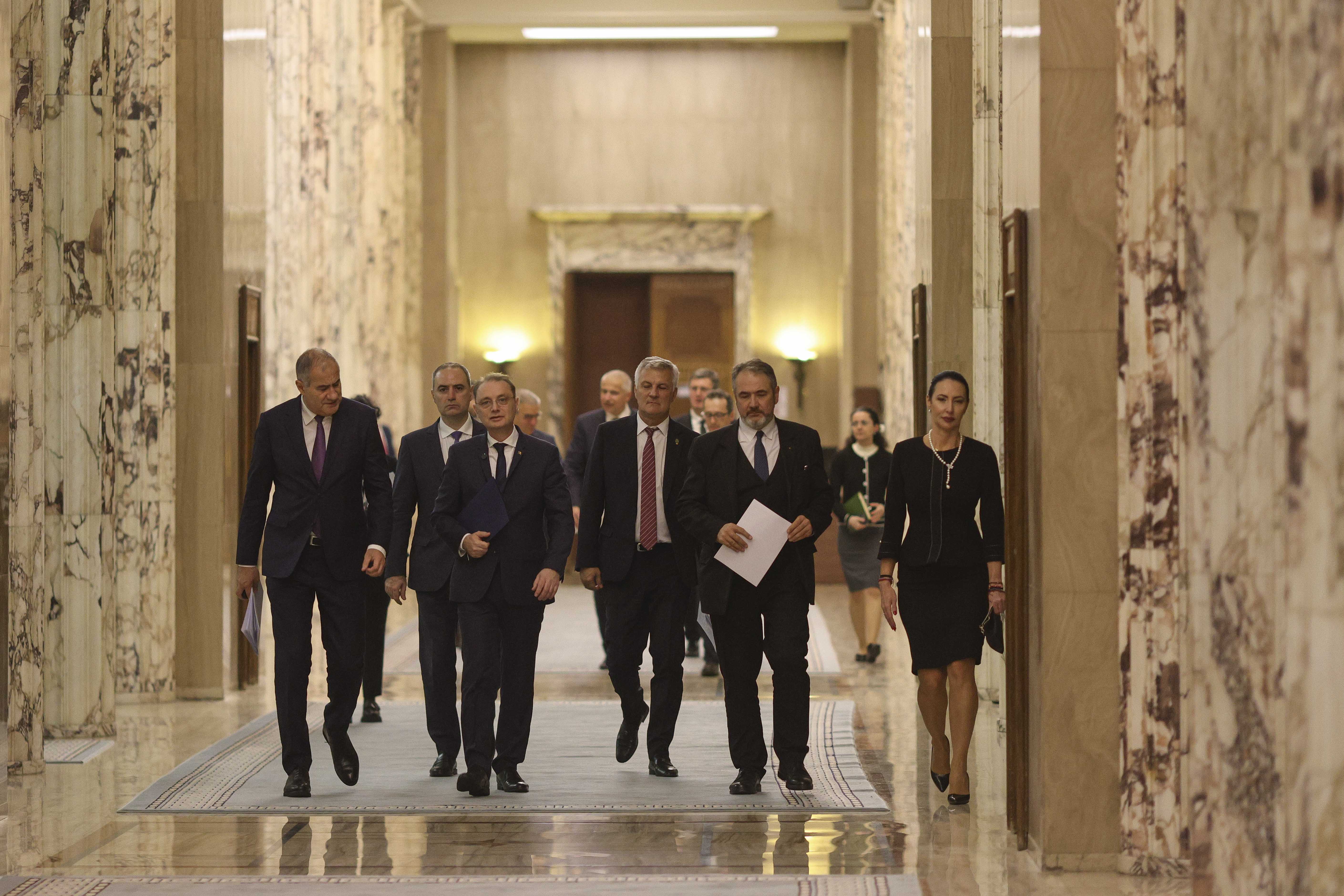 Ce face premierul Luca Niculescu în prima zi de mandat. Evenimentele programate în cursul dimineții