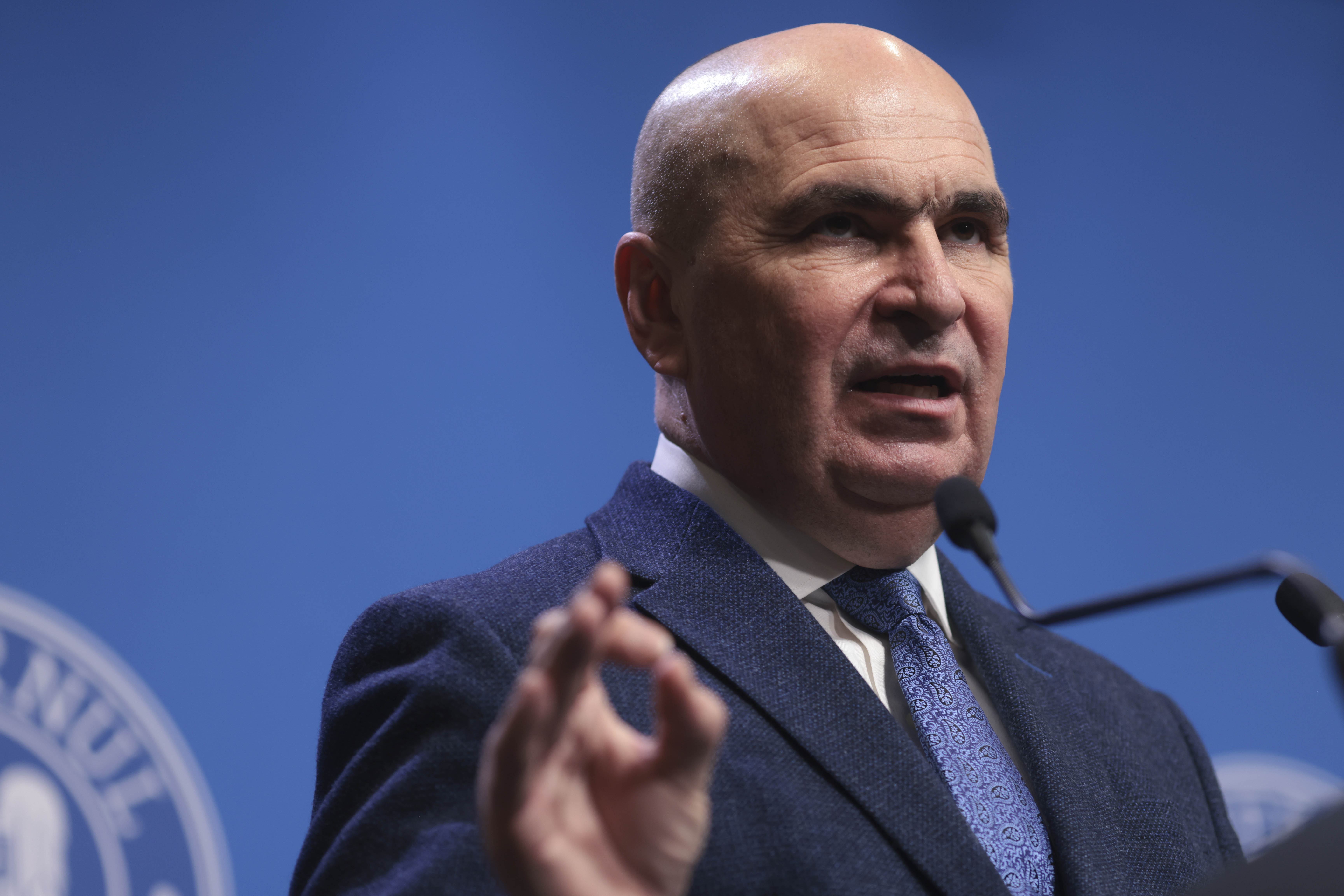 Reacția premierului Ilie Bolojan după ce un profesor universitar și-a rupt diploma de doctor în direct la TV: „Nu de diplome ducem lipsă”